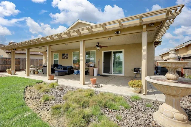 a view of a house with tub sitting back yard