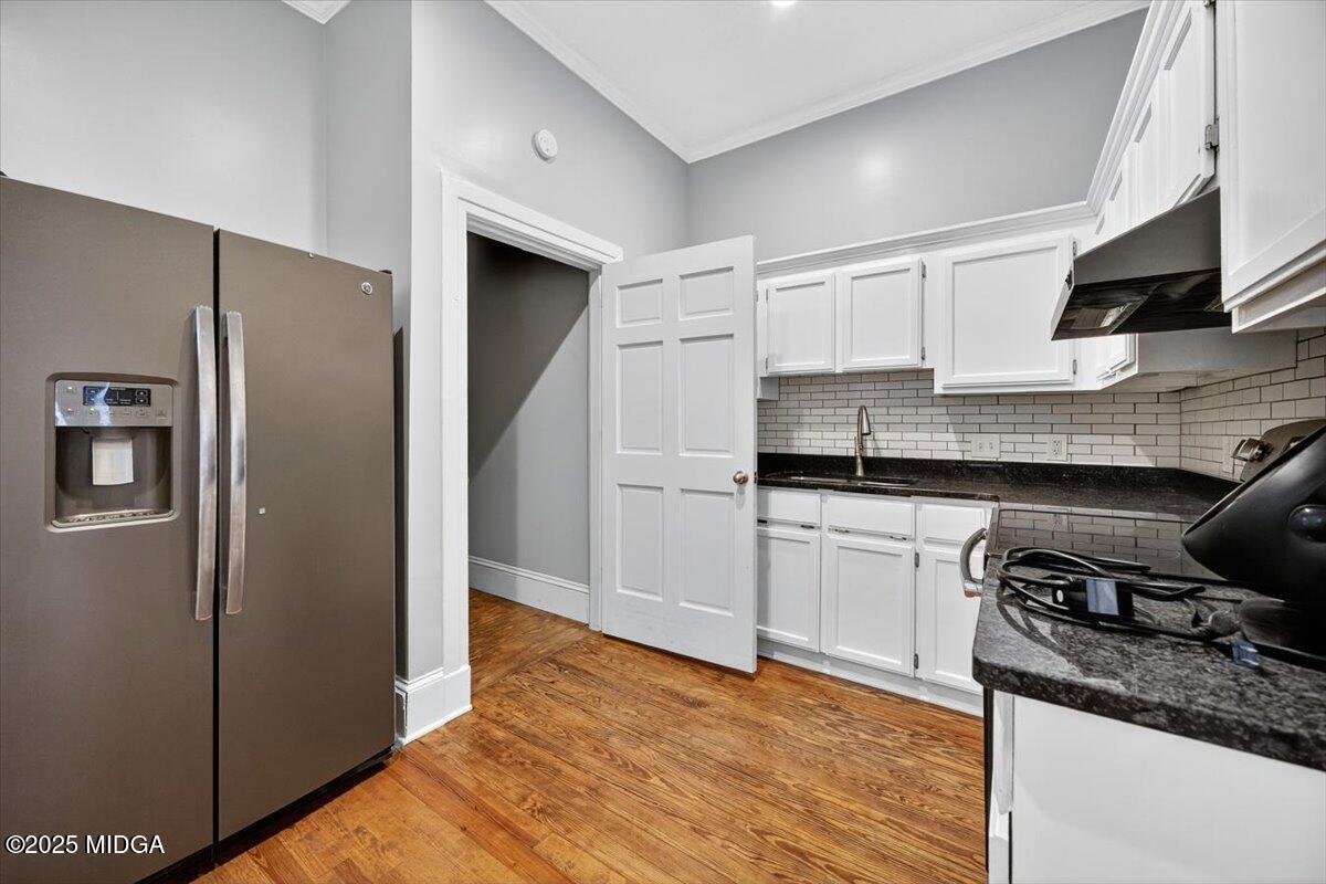 173 Pierce Avenue Macon, GA 31204 - Photo 15 of 20 a kitchen with granite countertop a refrigerator stove and sink