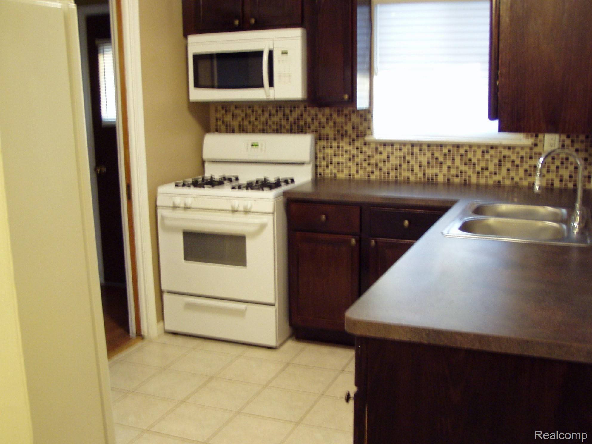 9735 Middlebelt Road Livonia, MI 48150 - Photo 8 of 23 Kitchen