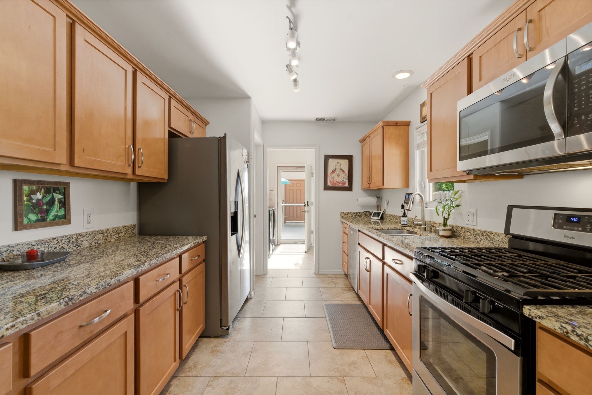 3 Silver Buckle Road Santa Fe, NM 87508 - Photo 3 of 34 Kitchen with granite counter tops