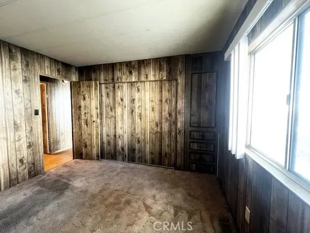 a view of entryway with window