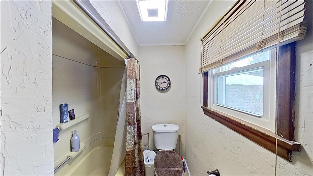 910 Temple Avenue New Castle, PA 16101 - Photo 25 of 35 2nd floor Bathroom