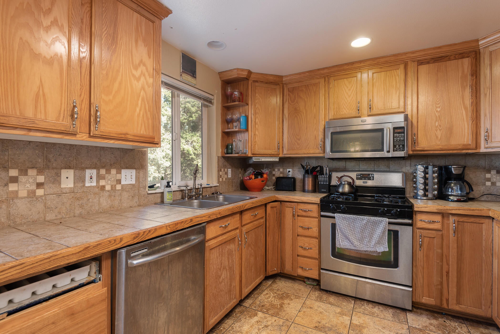 1543 Glacier Ridge Road Bend, OR 97701 - Photo 5 of 24 05 Kitchen