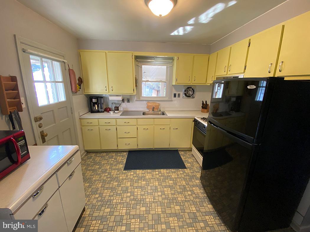 328 Edgewood Road York, PA 17402 - Photo 11 of 37 Gallery Image 11