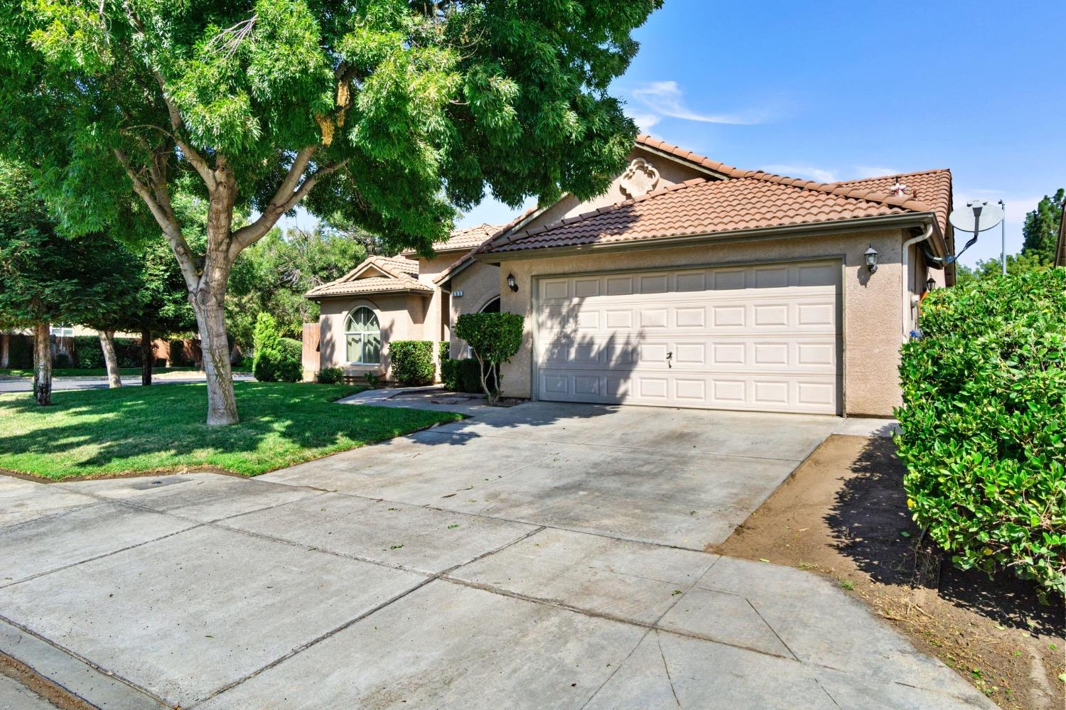 595 Quady Lane Madera, CA 93637 - Photo 4 of 25 front view of a house with a yard