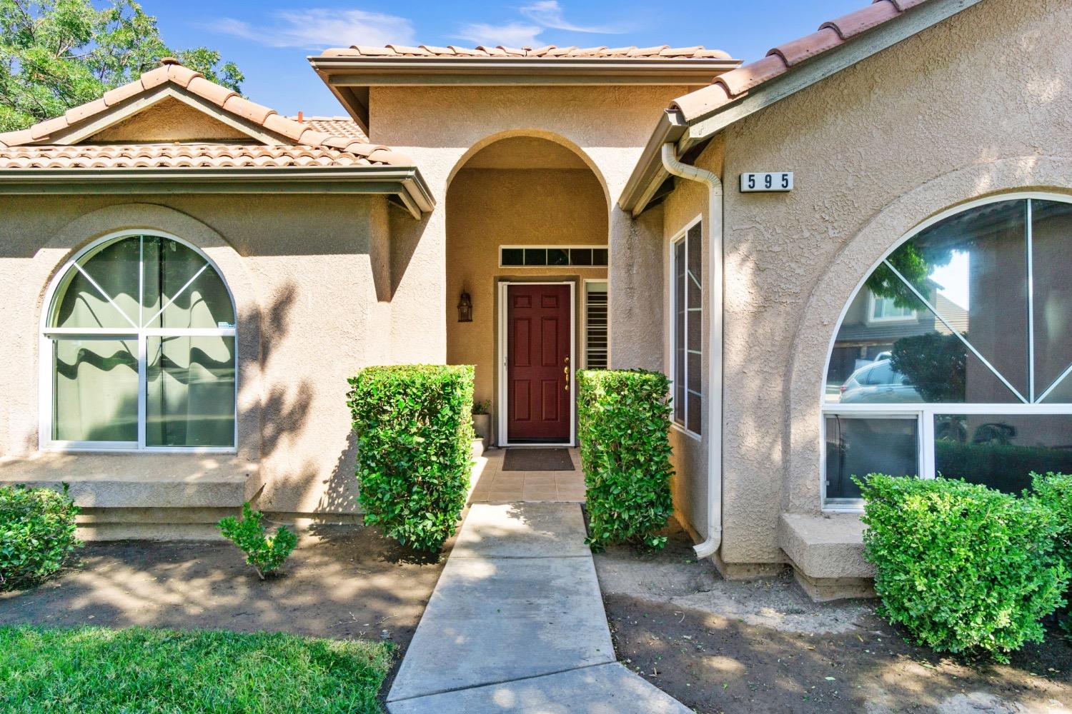 595 Quady Lane Madera, CA 93637 - Photo 5 of 25 a front view of a house with garden