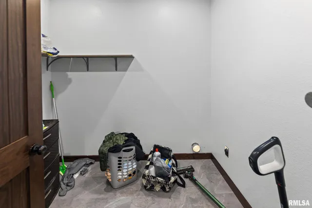 $345,000 | 7984 Wilson Road, Kinmundy, IL 62854