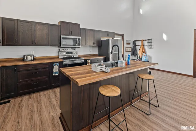 $345,000 | 7984 Wilson Road, Kinmundy, IL 62854