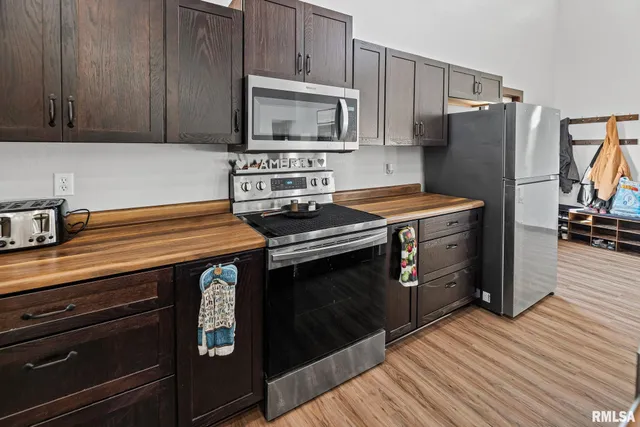 $345,000 | 7984 Wilson Road, Kinmundy, IL 62854