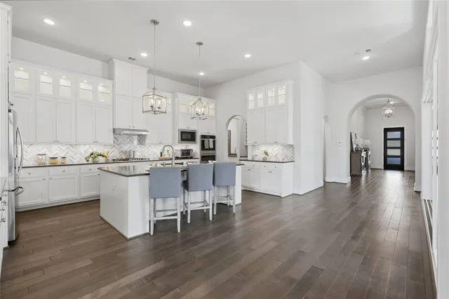 $1,135,000 | 73 Madrone Terrace Place, The Woodlands, TX 77375