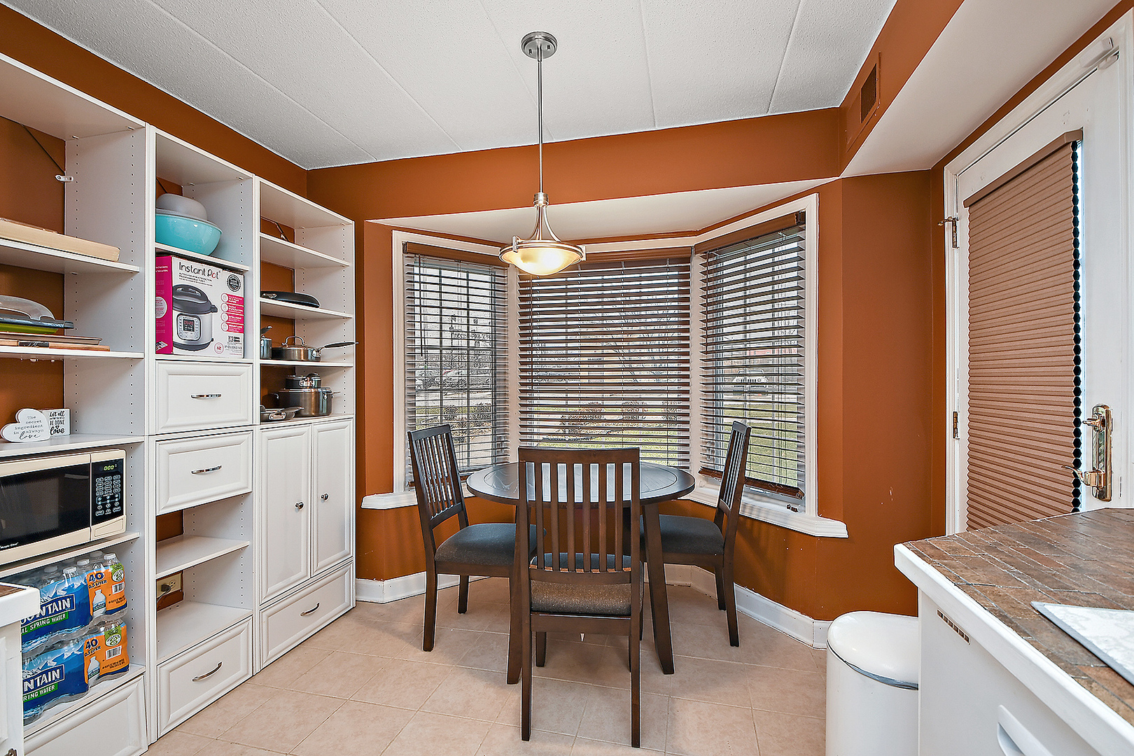 2161 Oak Road, Unit 1A Homewood, IL 60430 - Photo 5 of 19 a workspace with furniture and window