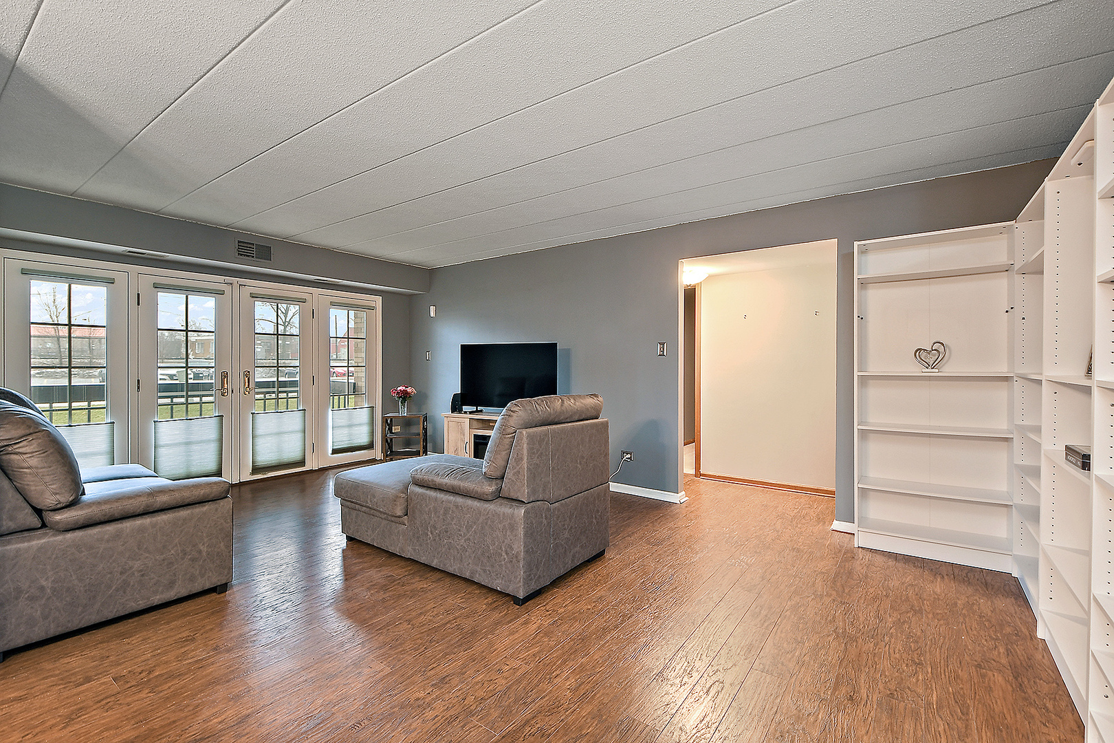 2161 Oak Road, Unit 1A Homewood, IL 60430 - Photo 7 of 19 a living room with furniture and a flat screen tv