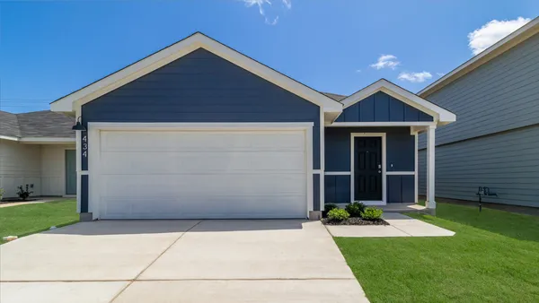 a front view of house with garage and yard