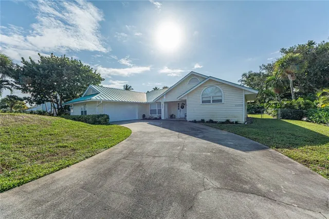 a front view of house with yard and garage