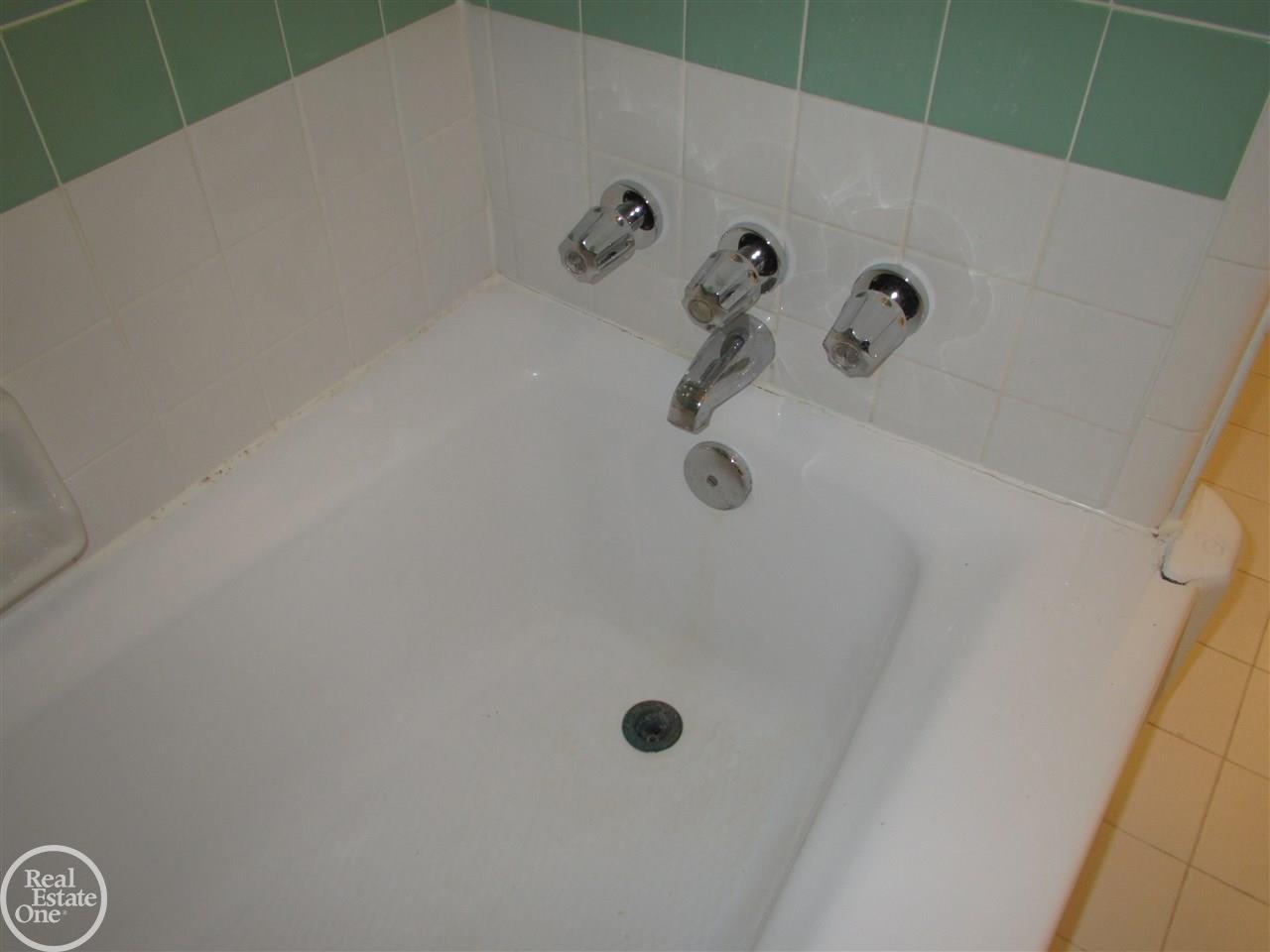 1323 Hampton Road Grosse Pointe, MI 48236 - Photo 21 of 40 31365598-20.JPG