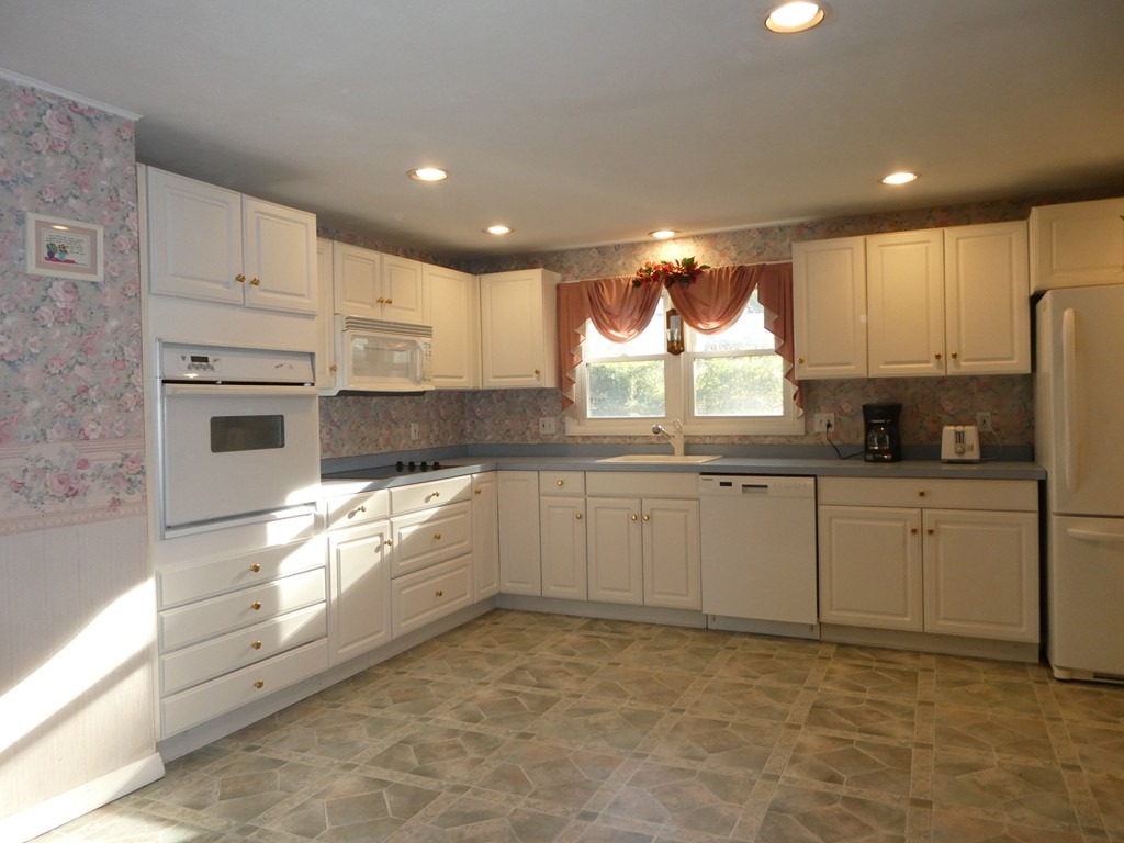 215 Nicholas Road Raynham, MA 02767 - Photo 8 of 19 Gallery Image 8