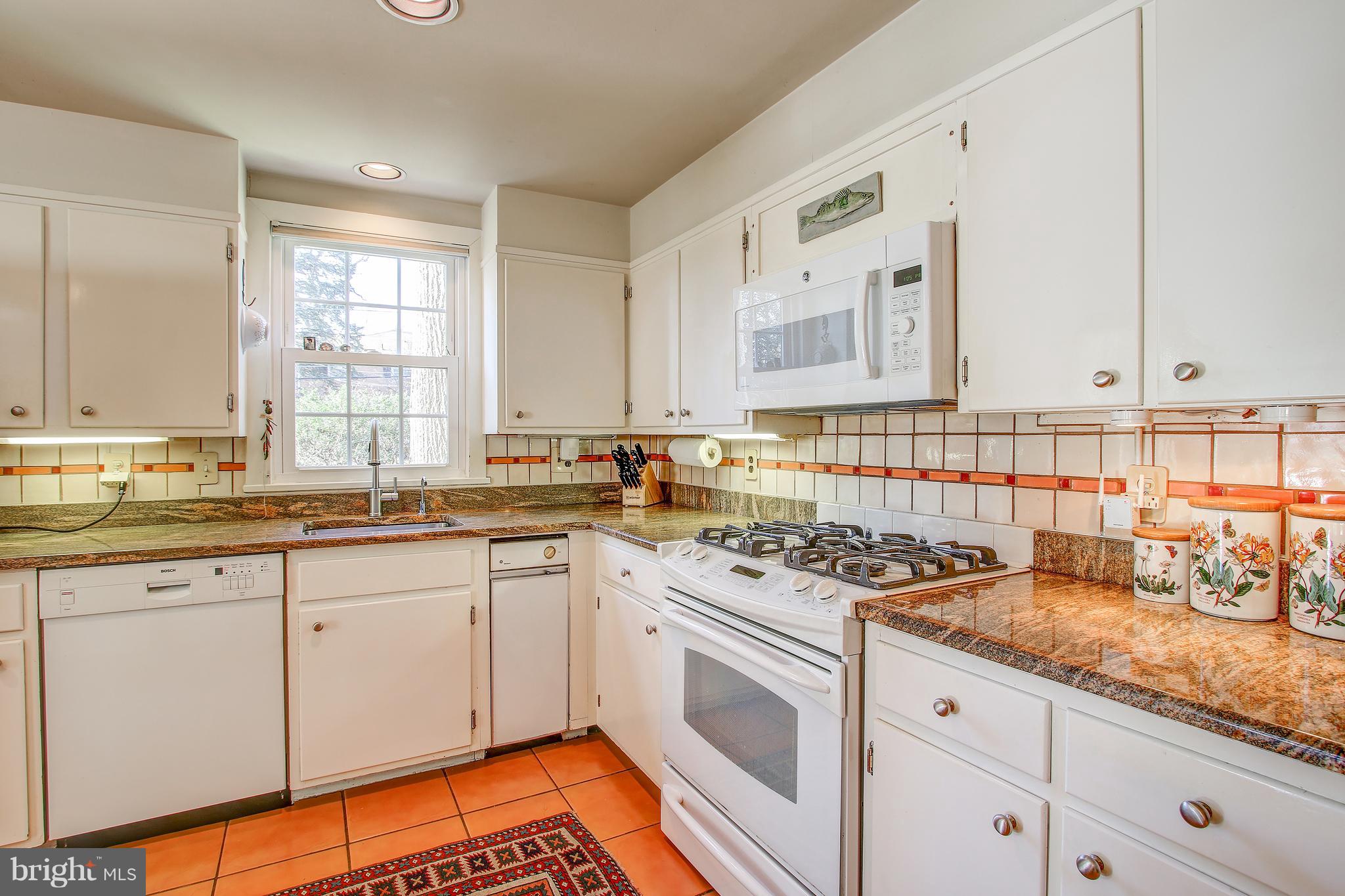 5624 Greentree Road Bethesda, MD 20817 - Photo 4 of 38 Kitchen