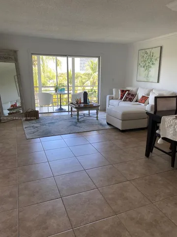 $2,000 | 300 Northeast 14th Avenue, Unit 505, Hallandale Beach, FL 33009