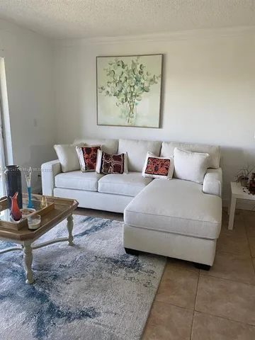 $2,000 | 300 Northeast 14th Avenue, Unit 505, Hallandale Beach, FL 33009