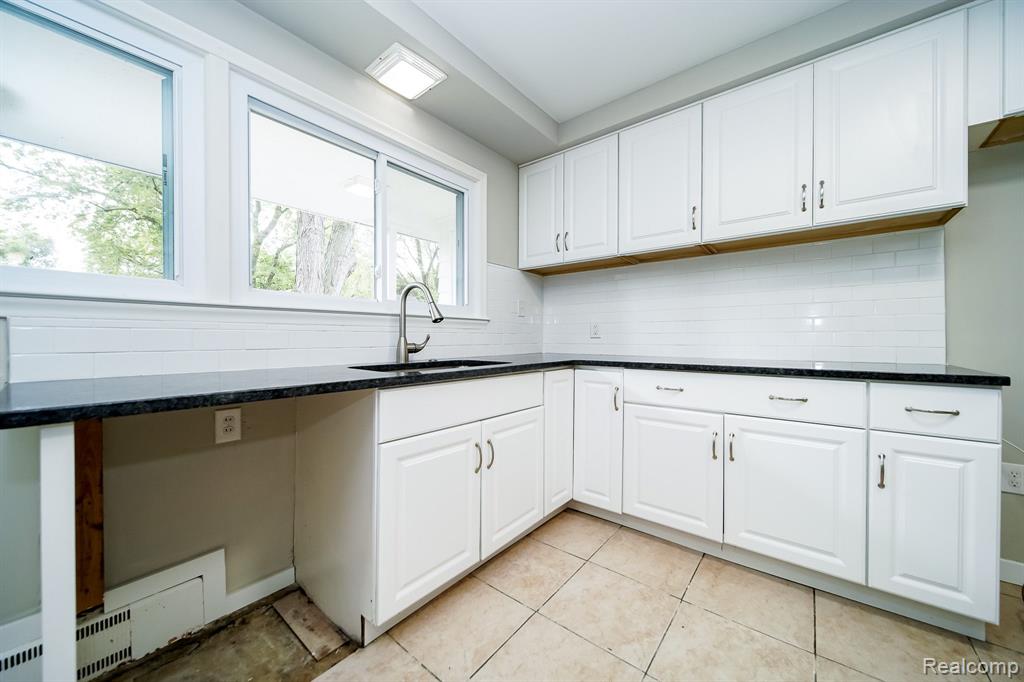 29200 Utley Road Farmington Hills, MI 48334 - Photo 12 of 64