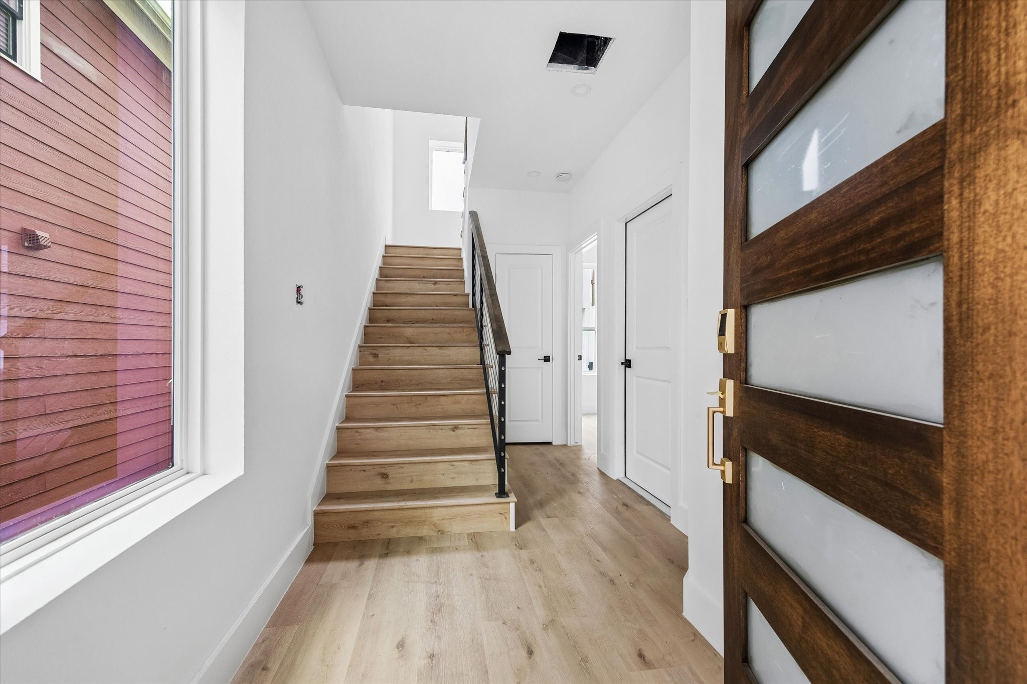 1034 West 17th Street, Unit B Houston, TX 77008 - Photo 19 of 25 Upon entering, you’re greeted by wood-look LVP flooring, tall ceilings, and a light, airy feel throughout.