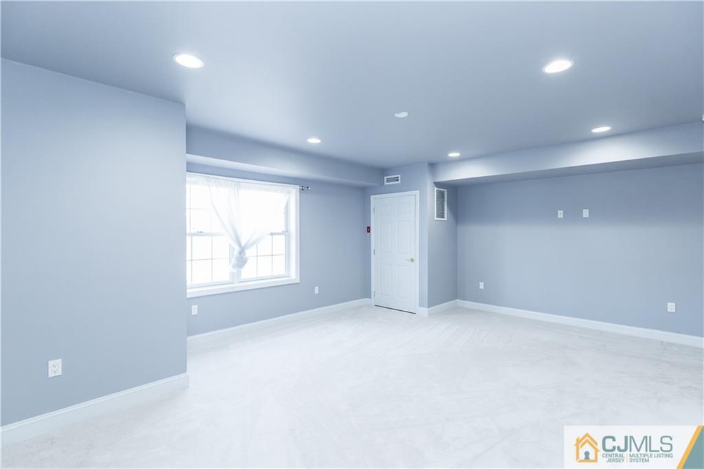 19 Bodnarik Road Edison, NJ 08837 - Photo 38 of 50 an empty room with windows and closet
