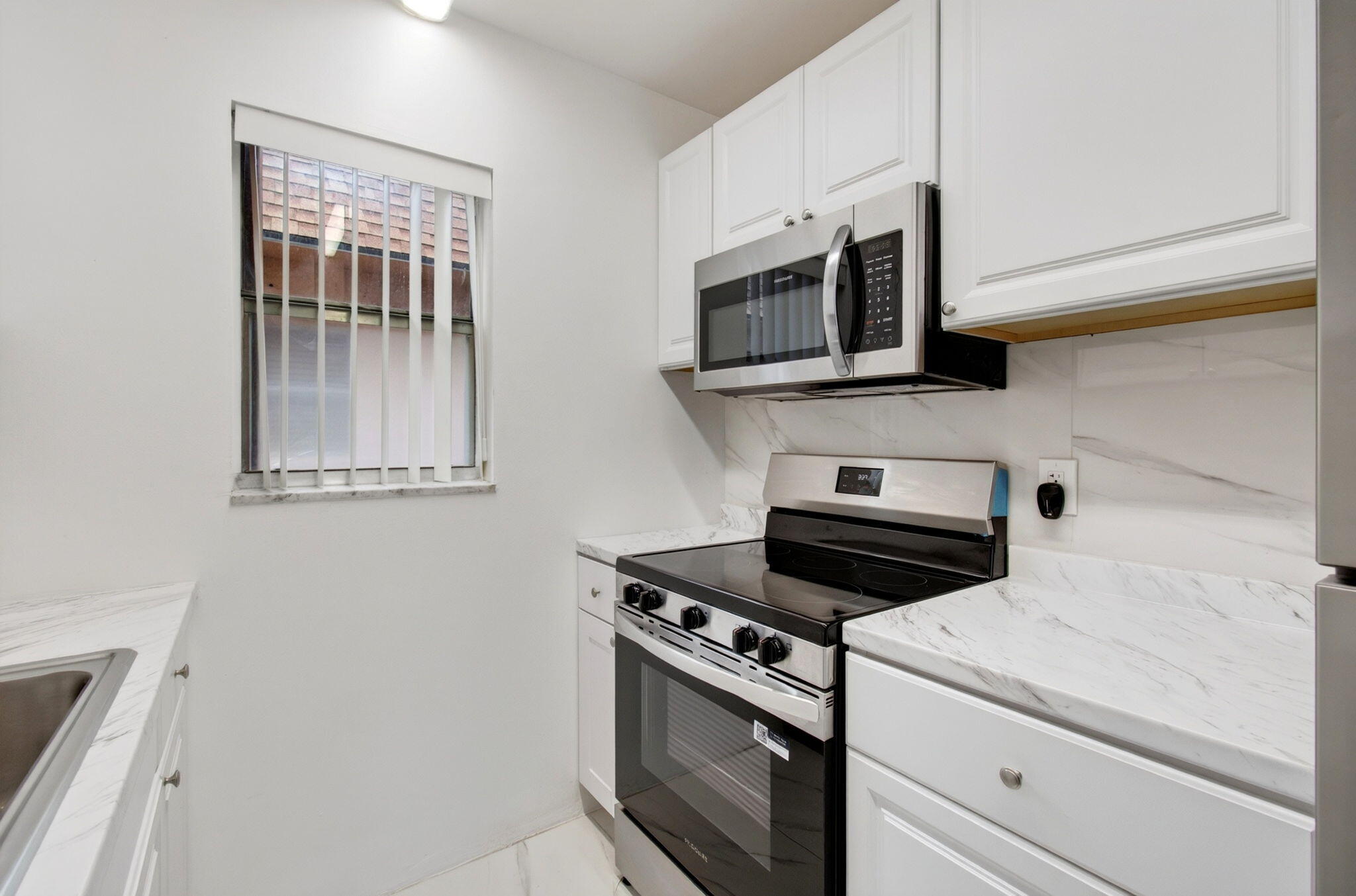 500 Southwest 2nd Avenue, Unit 211 Boca Raton, FL 33432 - Photo 4 of 35 Brand New Stove