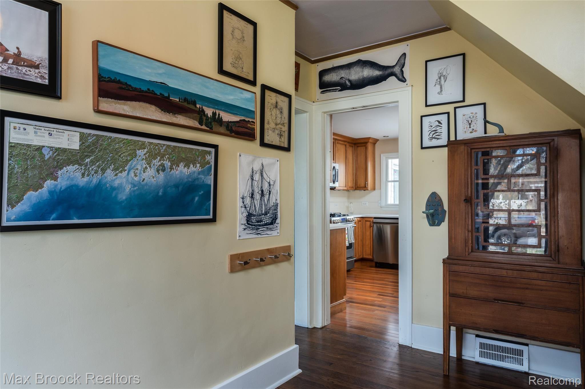 1 Hanover Road Pleasant Ridge, MI 48069 - Photo 5 of 35 Front Hallway