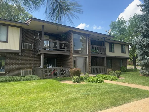 $1,650 | 571 Somerset Lane, Unit 5, Crystal Lake, IL 60014