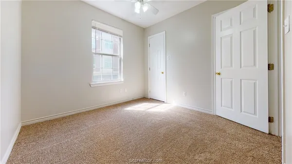 en empty room with an empty space