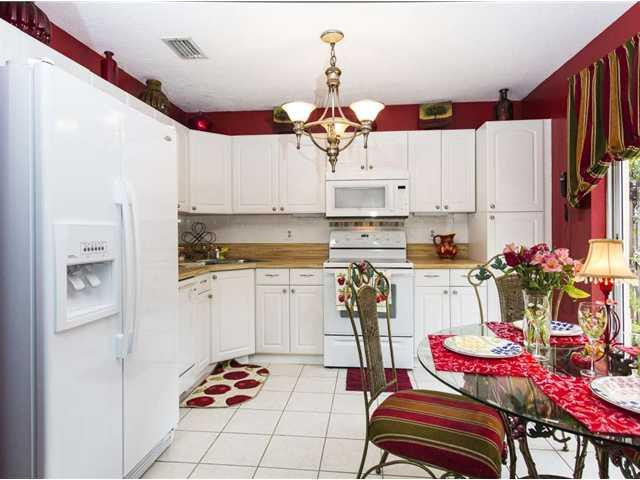 11230 Renaissance Road Hollywood, FL 33026 - Photo 6 of 14 Kitchen
