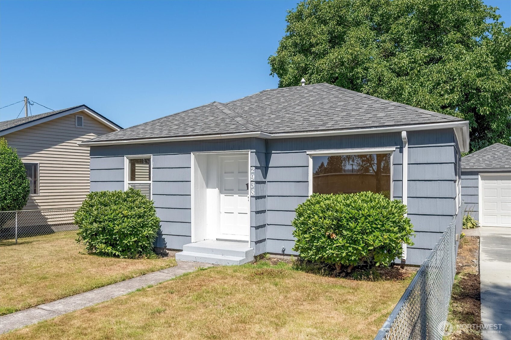 2938 Washington Way Longview, WA 98632 - Photo 3 of 21 a front view of a house with garden