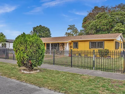 $548,900 | 2285 Northwest 195th Street, Miami Gardens, FL 33056