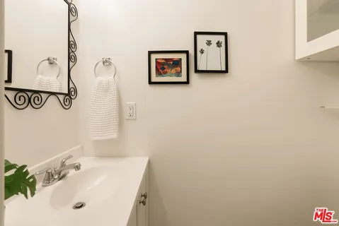 $500,000 | 3641 Kalsman Drive, Unit 4, Los Angeles, CA 90016