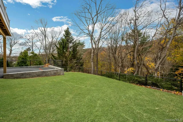 a view of a backyard