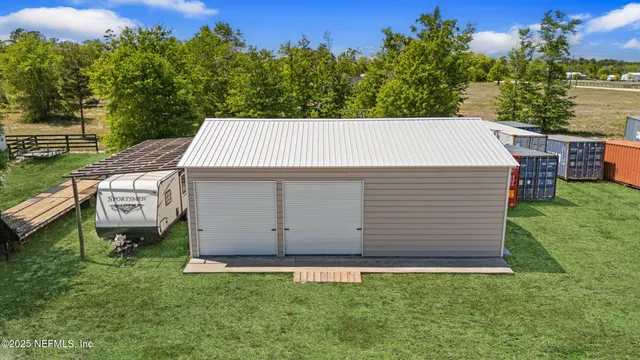 a view of a backyard