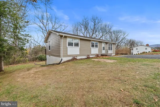 a view of a house with a yard
