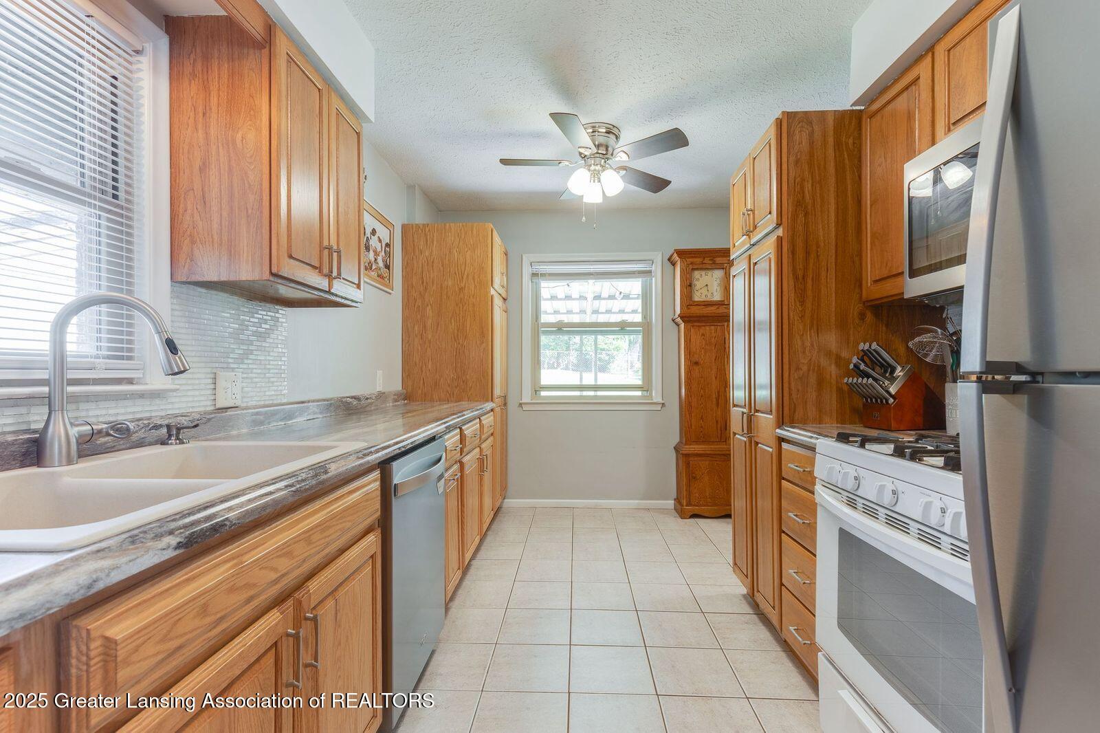 2224 Pembroke Road Lansing, MI 48906 - Photo 12 of 49 mNvBjKqg