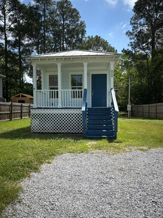 $950 | 2712 North 14th Street, Ocean Springs, MS 39564