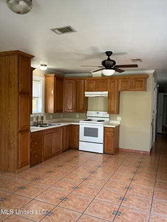 $950 | 2712 North 14th Street, Ocean Springs, MS 39564