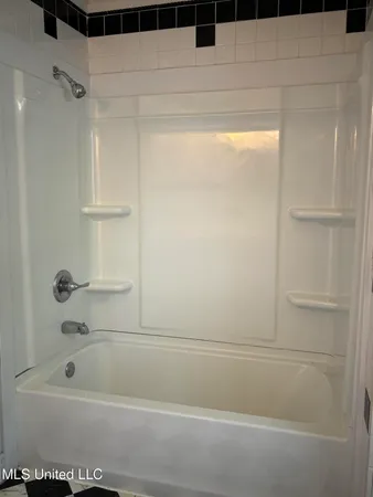 $950 | 2712 North 14th Street, Ocean Springs, MS 39564