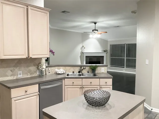 $2,500 | 43 North Merryweather Circle, The Woodlands, TX 77384