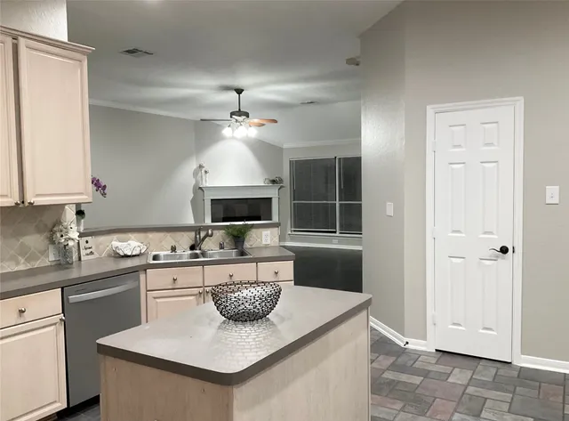 $2,500 | 43 North Merryweather Circle, The Woodlands, TX 77384