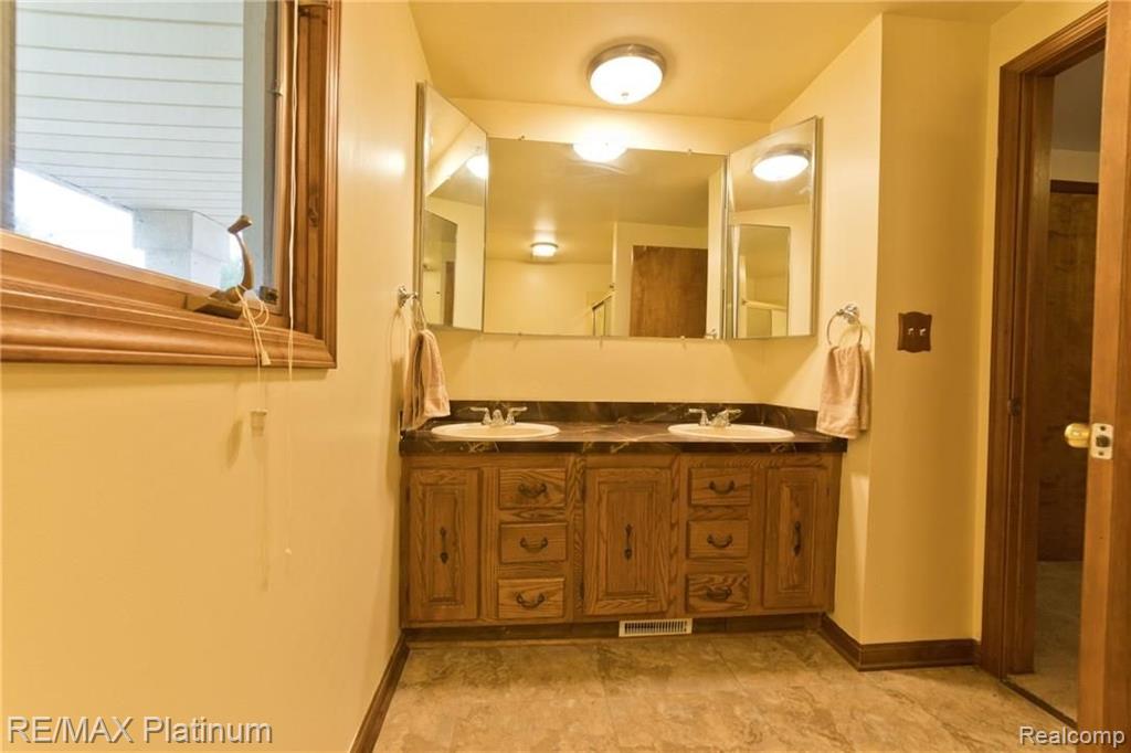 21706 Ruth Street Farmington Hills, MI 48336 - Photo 24 of 32