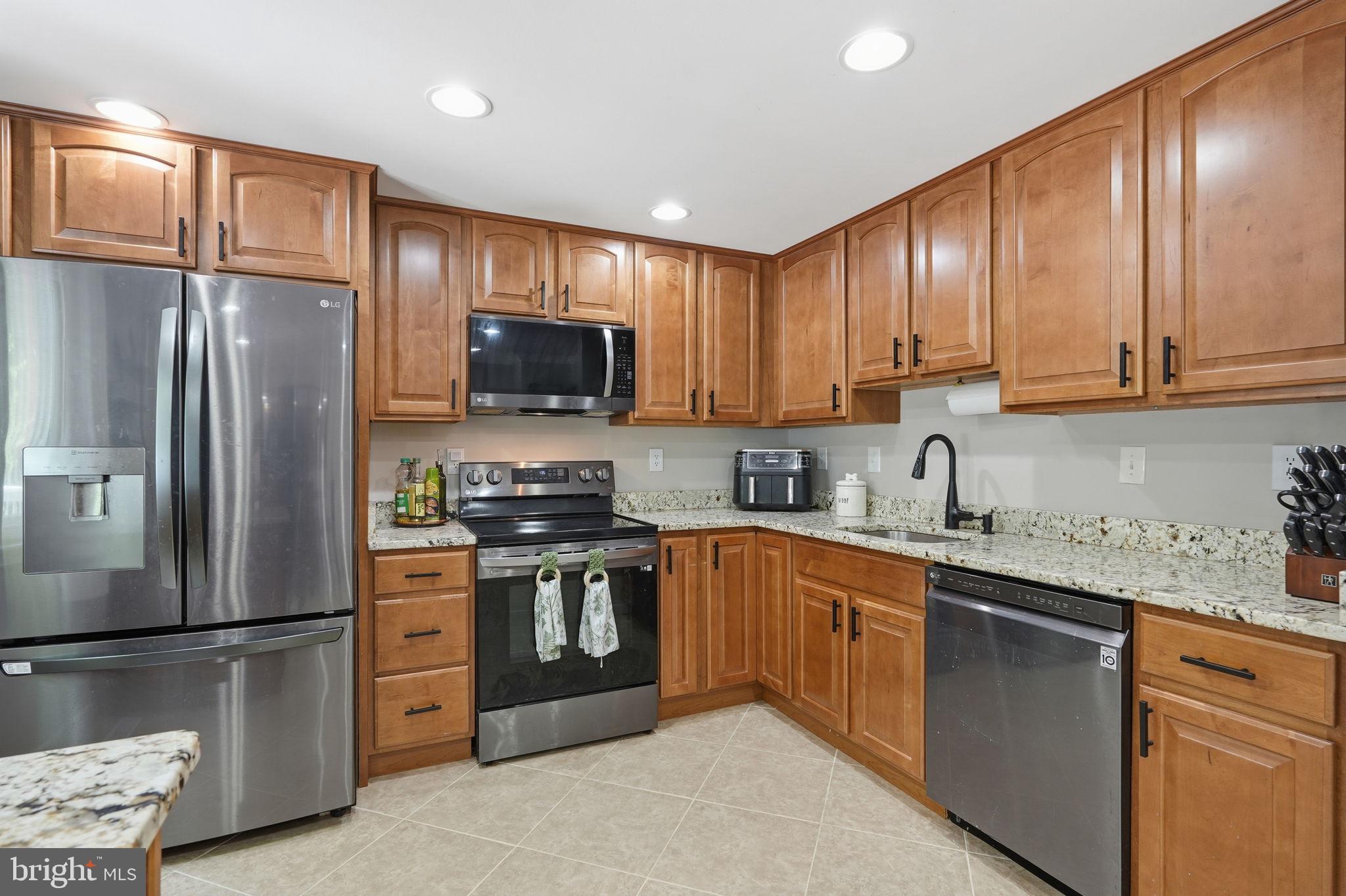 8764 Newington Commons Road Lorton, VA 22079 - Photo 13 of 38