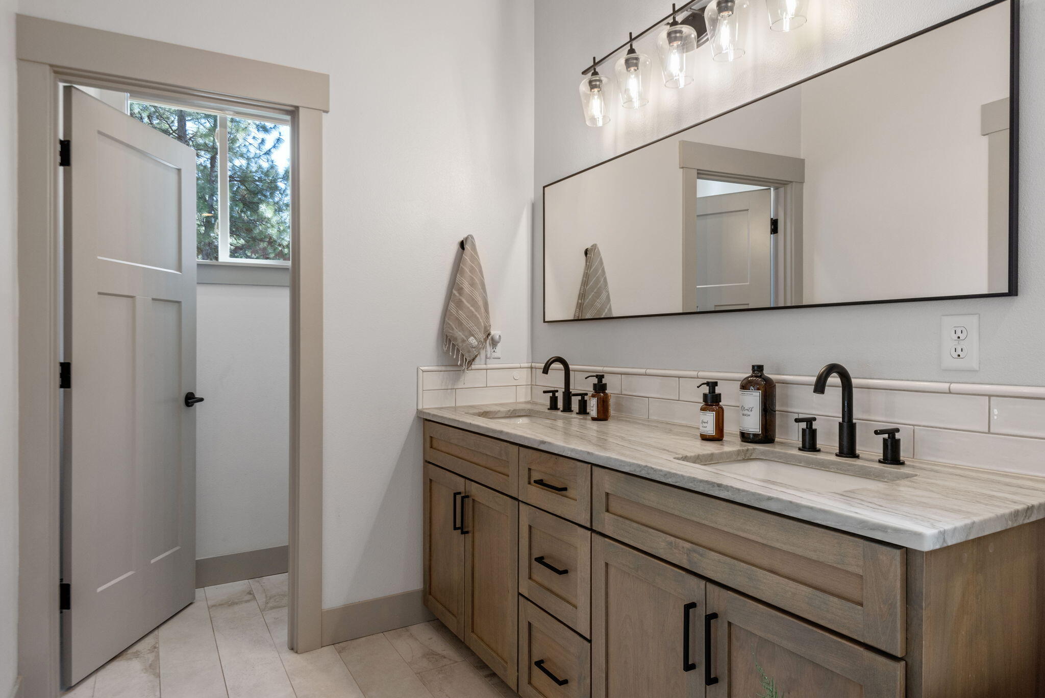 69270 Lariat Sisters, OR 97759 - Photo 17 of 47 Primary Bath double vanity