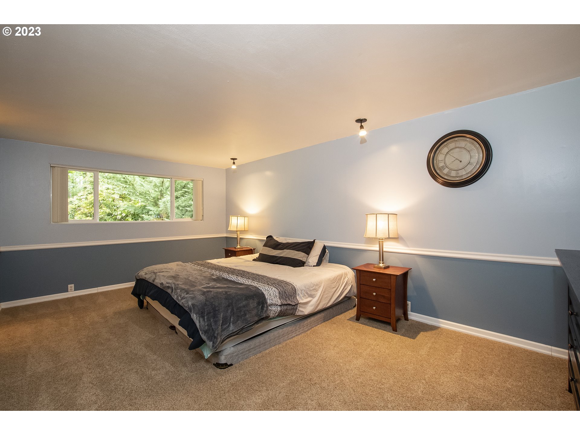 197 Brae Burn Drive Eugene, OR 97405 - Photo 18 of 42 a living room with a bed furniture and a window