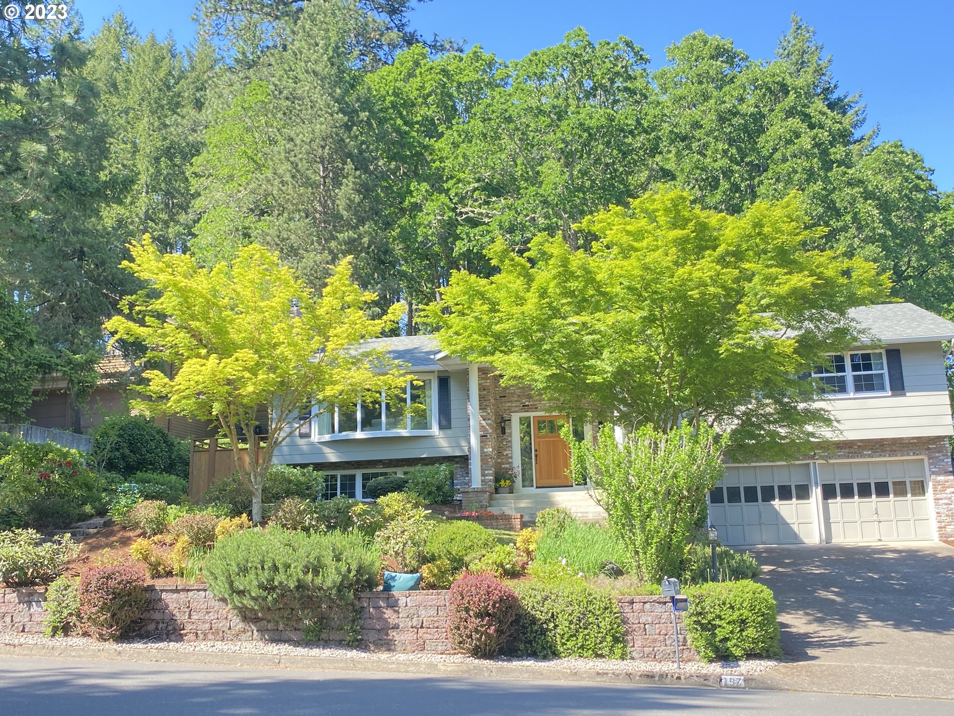 197 Brae Burn Drive Eugene, OR 97405 - Photo 3 of 42 front view of a house