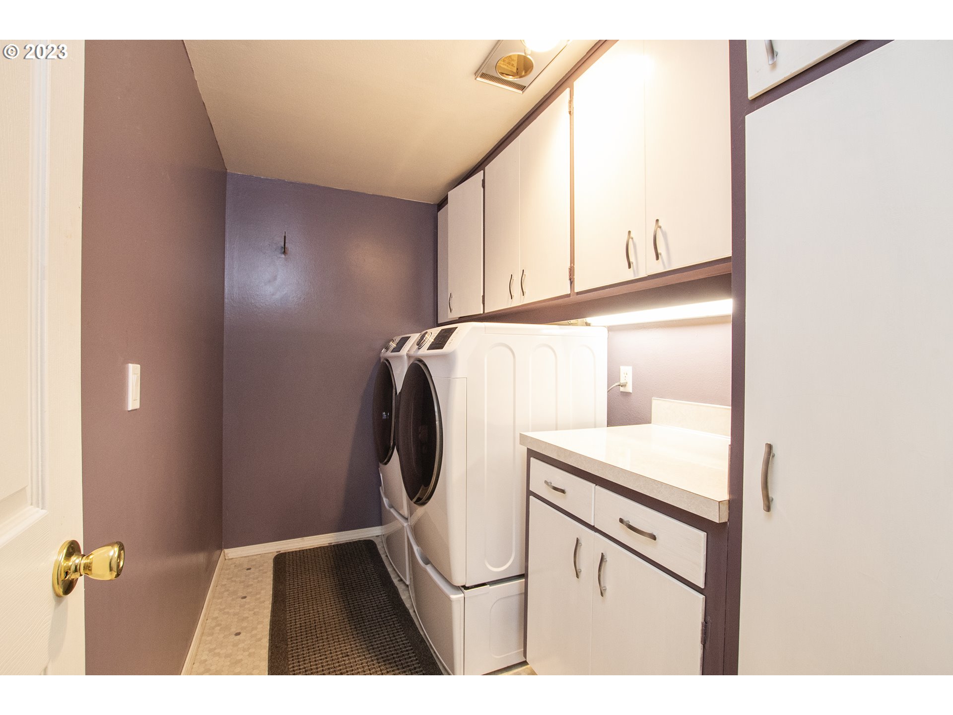197 Brae Burn Drive Eugene, OR 97405 - Photo 32 of 42 a utility room with a sink a washer and dryer