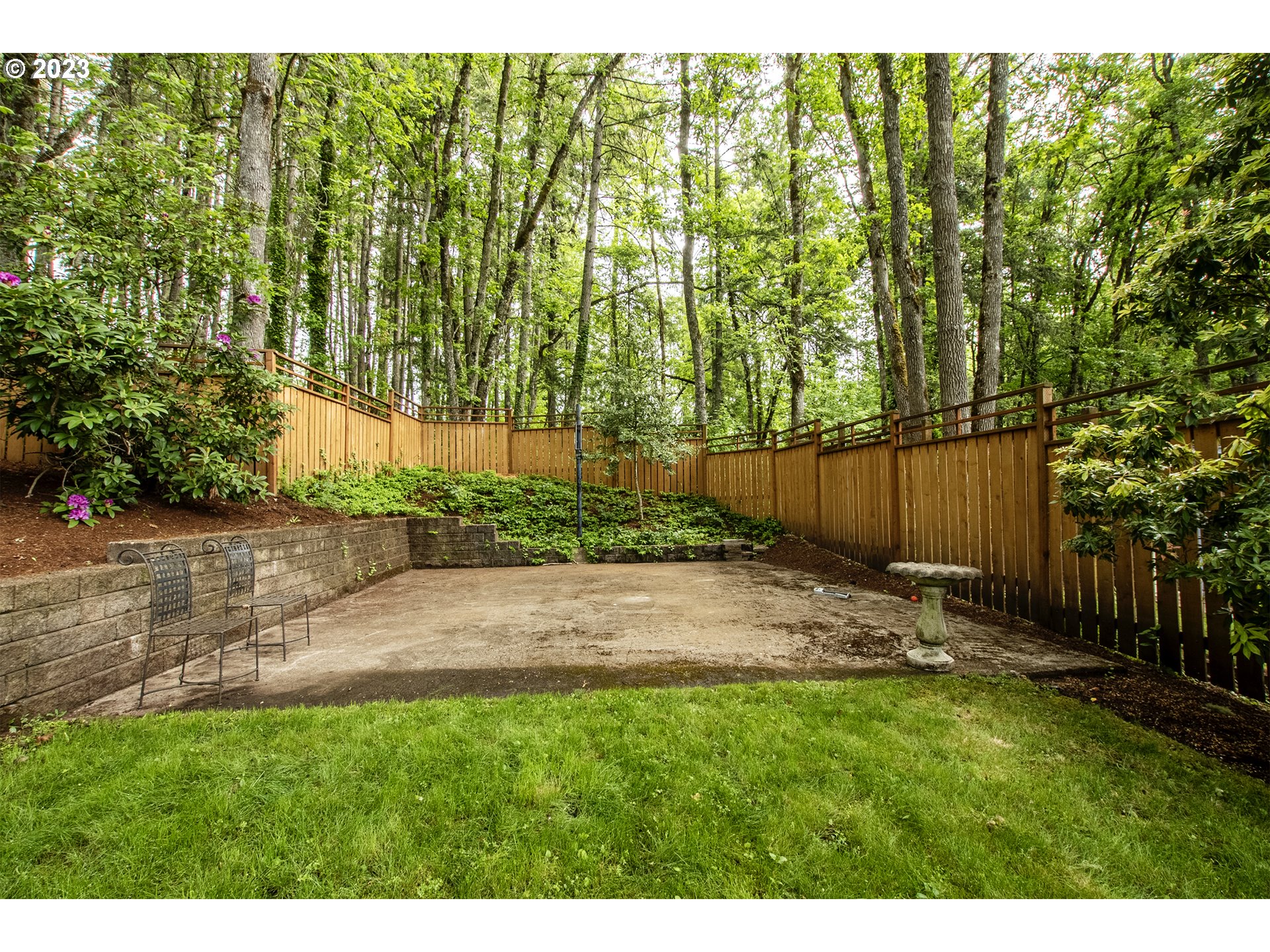 197 Brae Burn Drive Eugene, OR 97405 - Photo 40 of 42 a backyard of a house with lots of green space